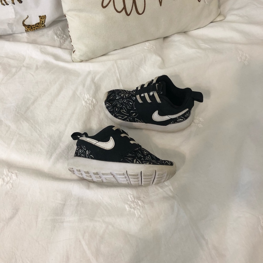 Nike sneakers with cutest heart design!💕